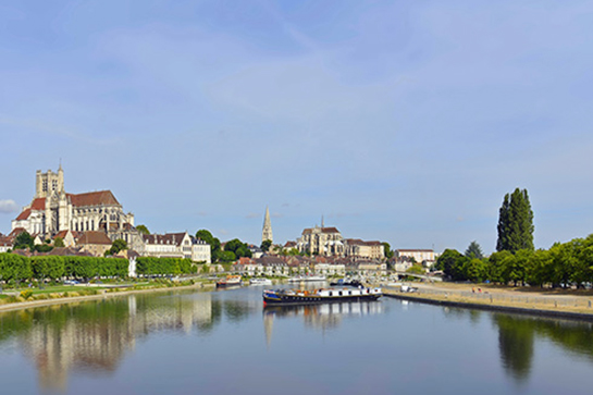 Hotelschiff auf den Wasserwegen des Burgund
