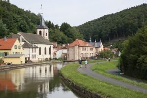 romantisches Dorf am Kanal