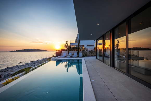 Design-Luxusvilla am Meer und Felsstrand Pool Dalmatien Kroatien