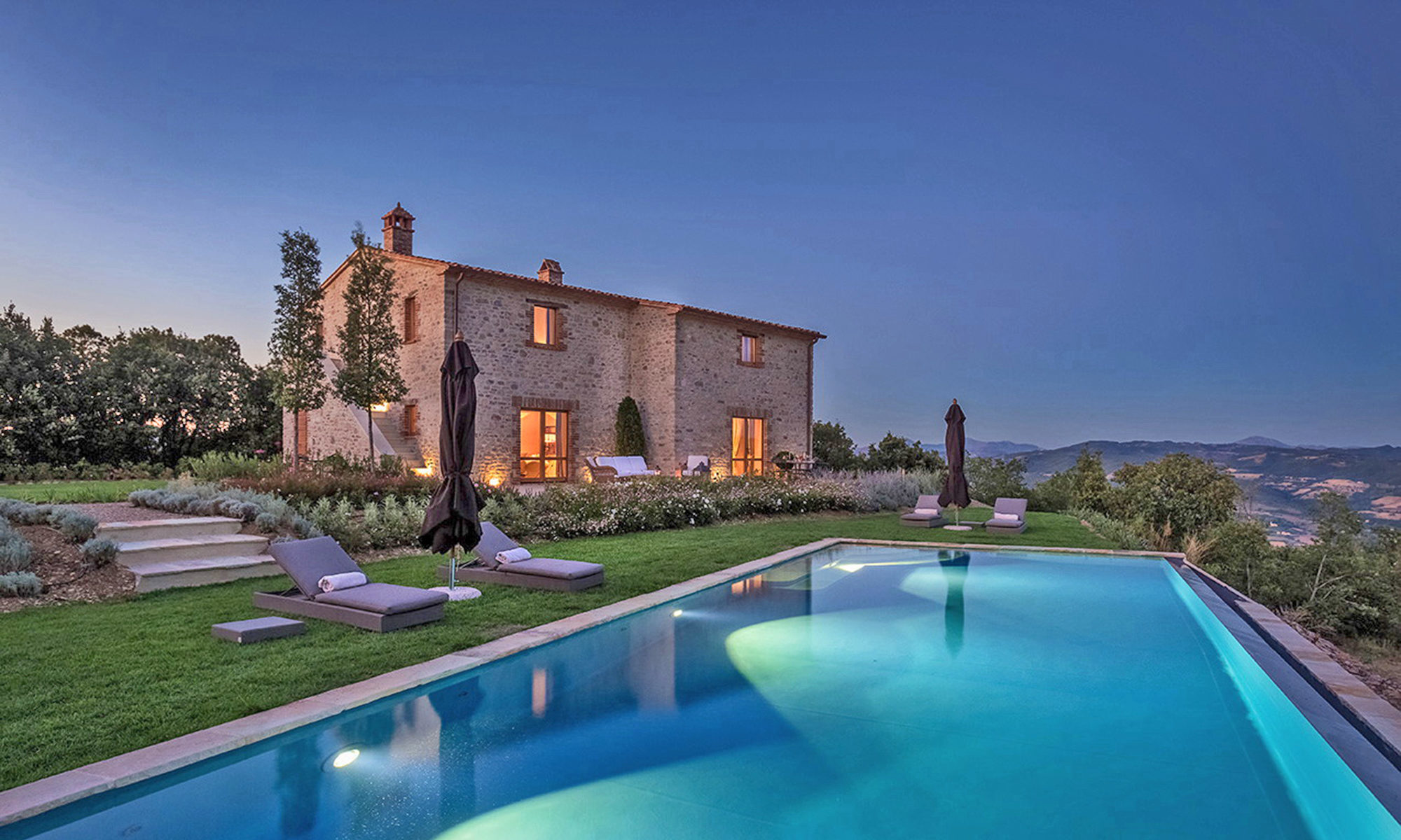 Traumhafte Luxusvilla mit beheizbarem Pool und in 200 m Nähe des Golfplatzes Antognolla