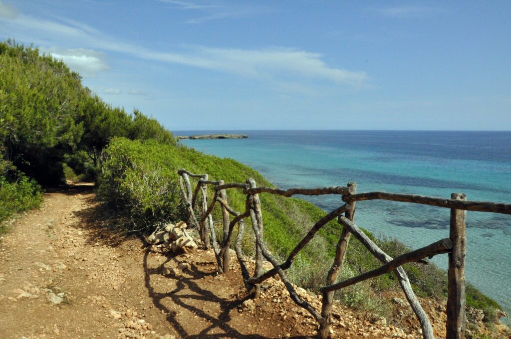 Weg zum Strand auf Menorca