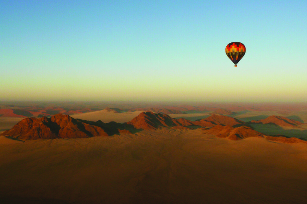 Heißluftballon über die Wüste Namib
