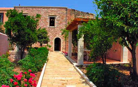 <a href='/holiday-villa/greece.html'>GREECE</a> - <a href='/holiday-villa/greece/crete.html'>CRETE</a>  - Melidoni - Villa Melidoni - Entrance to the country style villa throught the lush garden