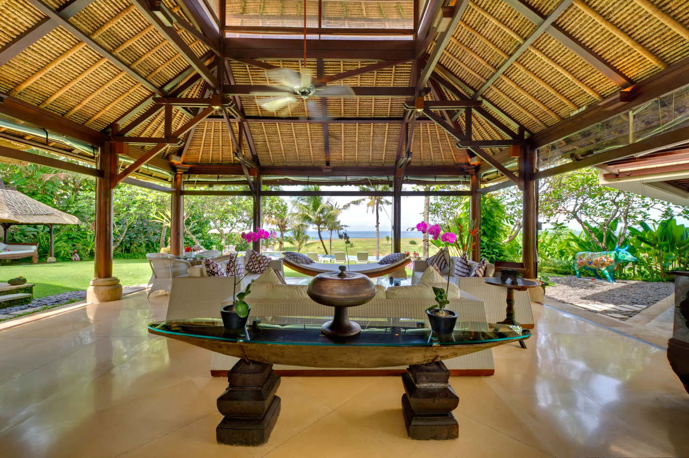 Luxusvilla am Strand auf Bali mieten mit Pool und Tennis