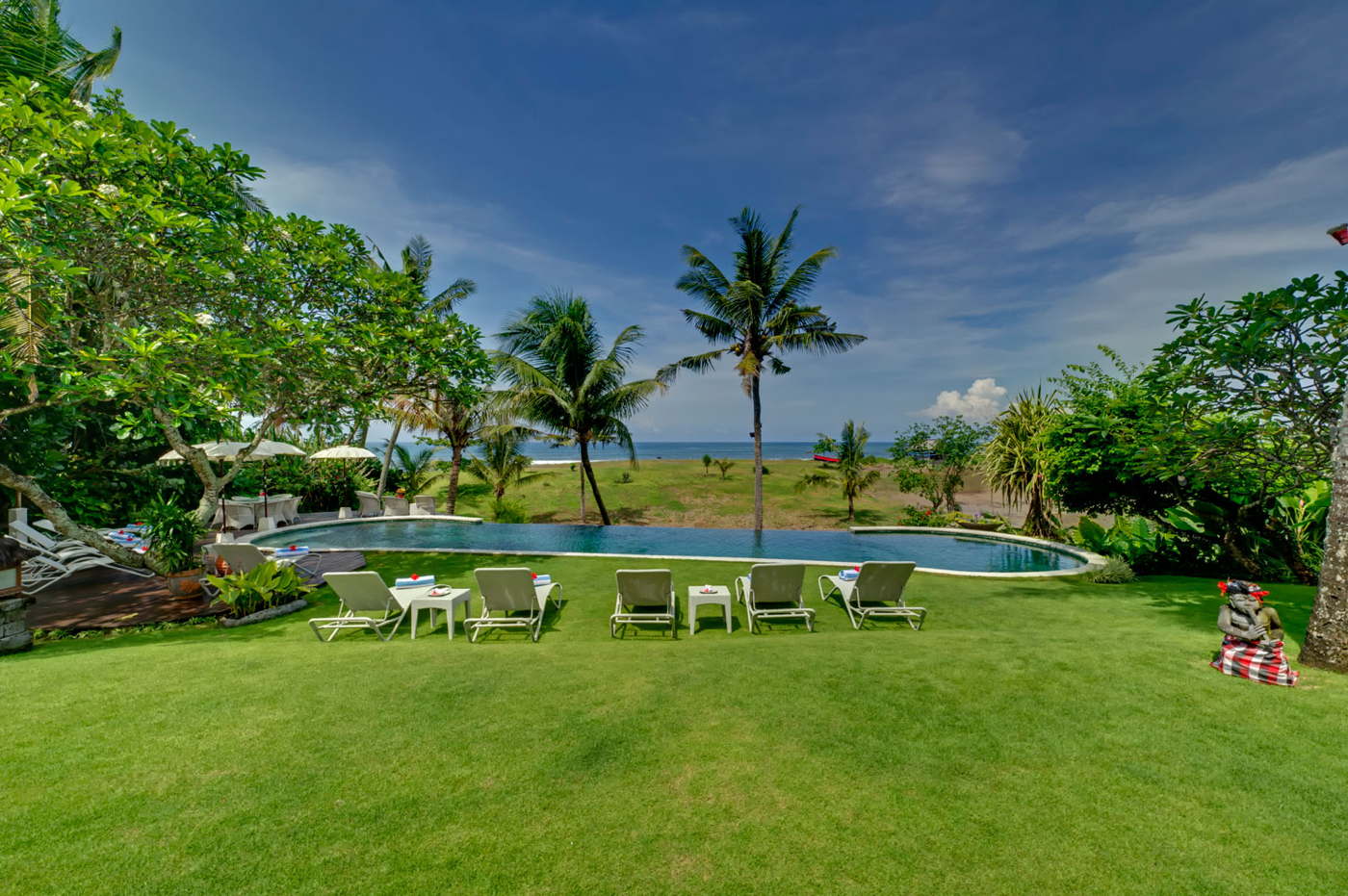 Luxusvilla am Strand auf Bali mieten mit Pool und Tennis