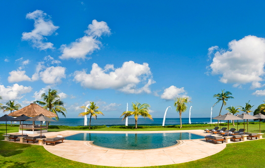 Asien - BALI - Legian - Villa Atas Ombak - Large pool and garden directly at the beach