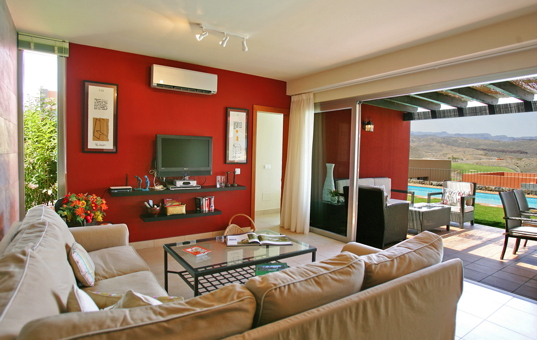 Spanien - CANARY ISLANDS - GRAN CANARIA - San Bartolomé Tirajana - Villa Salobre Sun - Cozy living room with red walls and access to the terrace