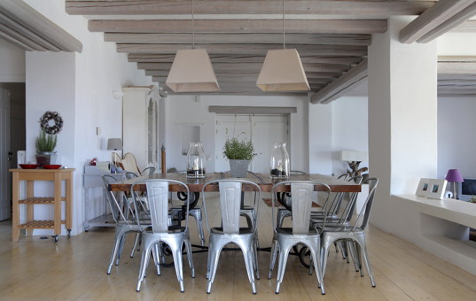 Griechenland - CYCLADES - KEA - Astra - Villa Aristeos - Large dining room in earthy tones