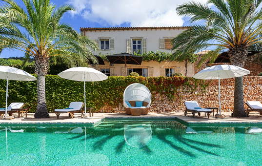 <a href='/holiday-villa/spain.html'>SPAIN</a> - <a href='/finca/spain/balearic-islands.html'>BALEARIC ISLANDS</a>  - <a href='/finca/spain/mallorca.html'>MAJORCA</a> - Santanyi - Can Joshua - pool with sunbeds and parasols