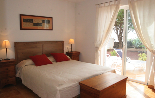 Spanien - CANARY ISLANDS - LANZAROTE - Playa Blanca - Las Coloradas - Double bedroom with exit to the garden