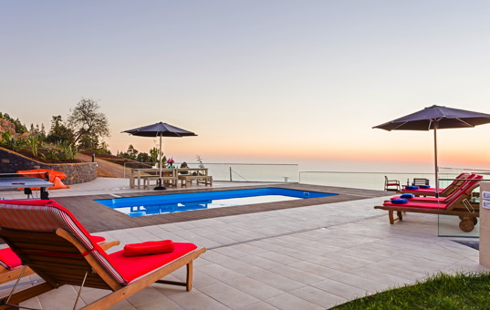 Spanien - Kanaren  - La Palma - Tijarafe - Casa Corona - Moderne terrasse mit Pool und Meerblick