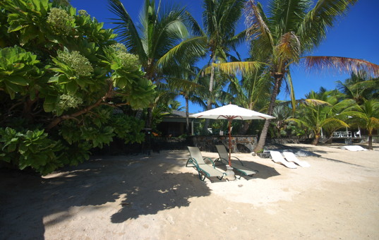 Indischer Ozean - MAURITIUS - Ostküste, Roches Noires - Villa La Palma - Beach of a villa with loungers
