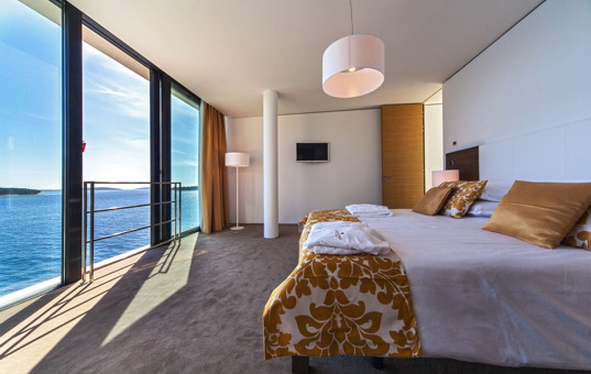 Kroatien - Dalmatien, Primosten - Golden Ray Villa 1 - Large double bedroom with large window front and seaview