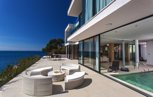 Kroatien - Dalmatien, Primosten - Golden Ray Villa 2 - Modern villa directly at the sea with a covered pool and a terrace with loungers