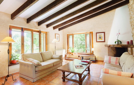 Spanien - BALEARIC ISLANDS - MAJORCA - Buger - Finca Es Sestadors - Cozy livingroom with fireplace