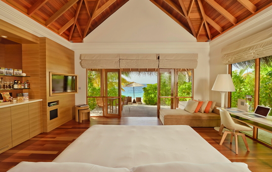 Indischer Ozean - MALDIVES - Huvafen Fushi / North Malé Atoll - Huvafen Fushi Luxury Resort - double bedroom of a beach bungalow with sea view