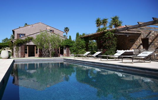 Frankreich - COTE D'AZUR - Ramatuelle - Villa Topaz - Pool of the villa with covered terrace