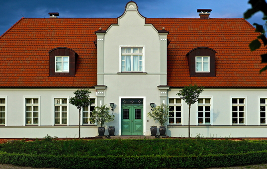 <a href='/holiday-villa/germany.html'>GERMANY</a> - <a href='/holiday-villa/germany/northerngermany.html'>NORTHERN GERMANY</a>  - Jarmen / Mecklenburg-Vorpommern - Gutshaus Toitin - View of the luxury manor house