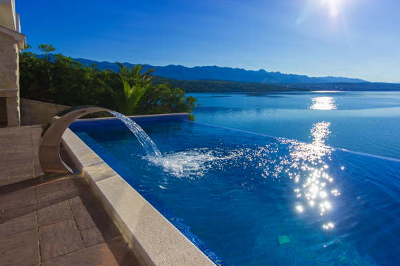Luxusvilla in Kroatien mit privatem Strand, Pool und Service direkt am Meer  