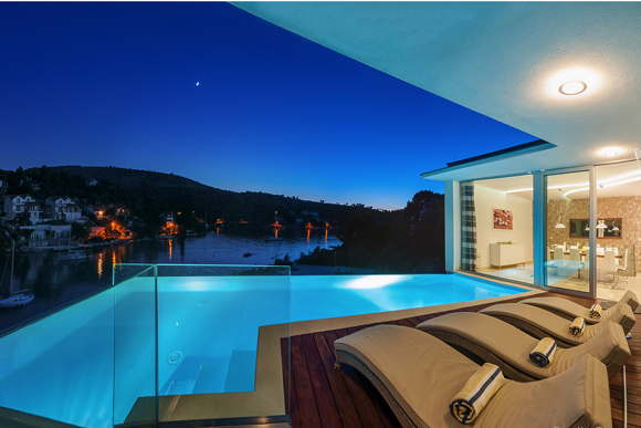 Moderne Luxusvilla mit Infinity-Pool direkt am Meer Insel Brac Kroatien