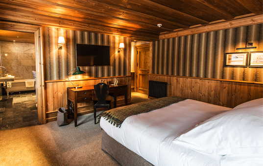 Frankreich - ALPS - Val d'Isère - Chalet Ambre - Spacious bedroom with bath ensuite