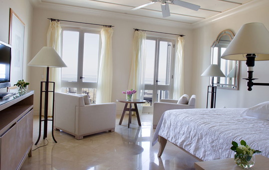 Zypern - Neo Chorio - Alcyone Deluxe Villa - bedroom deluxe villa by the sea
