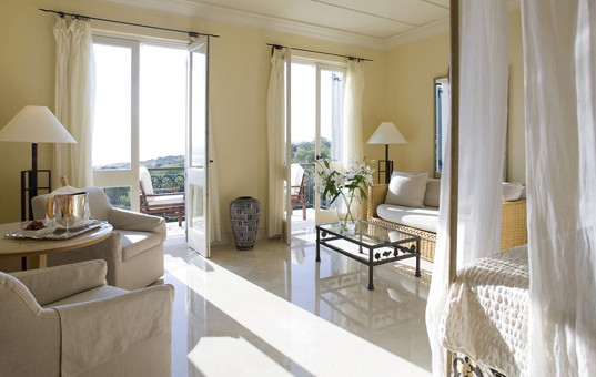Zypern - Neo Chorio - Alexandros Deluxe Villa - peacefully decorated bedroom 