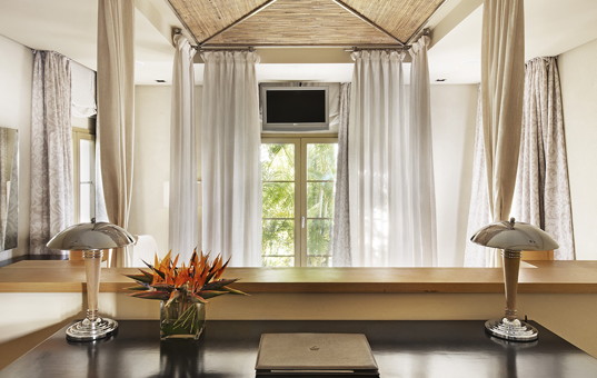 Spanien - CANARY ISLANDS - TENERIFE - Costa Adeje - Las Palmeras - interior view living-room and study area of hotelvilla