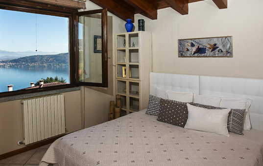 Italien - LAGO MAGGIORE - Meina - Villa Meina - Double bedroom overlooking Lago Maggiore