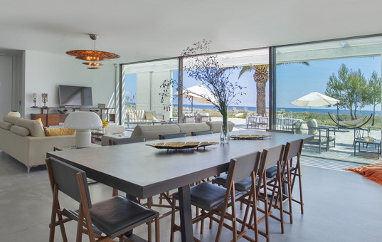 Frankreich - CORSICA - Taglio Isolaccio - Villa Monte Cristo - open plan dining and living room of vacation villa in corsica