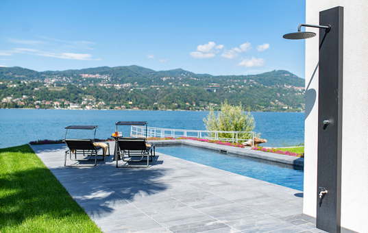 Italien - LAGO MAGGIORE - Angera - Villa Liberta - pool deck with stunning sea views