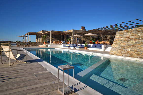 Luxusferienvilla mit Pool am Strand auf Paros 
