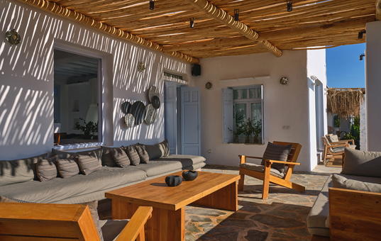 Griechenland - CYCLADES - ANTIPAROS -  - Villa Barefoot - partly shaded terrace