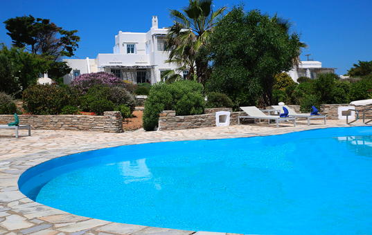 Griechenland - CYCLADES - ANTIPAROS -  - Villa Barefoot - spacious pool area