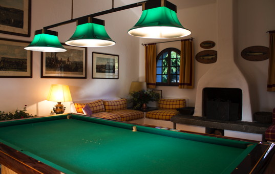 Italien - LAGO MAGGIORE - Solcio di Lesa - Casa del Lago - Billiard Table with sofa corner and fireplace