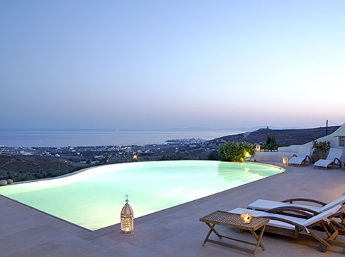 Tinos'ta tatil villası havuzu akşam manzarası